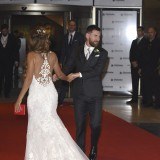 Espalda y cola del vestido de Antonella Roccuzzo el día de su boda con Leo Messi