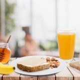 Desayuno sano y equilibrado con queso