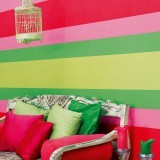 Con el papel pintado a rayas horizontales anchas, se consigue reducir visualmente la altura del techo