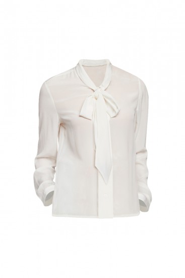 Foto Blusa blanca lady de estilo retro para un look elegante y con estilo de fin de semana Foto Blusa blanca lady de estilo retro para un look elegante y con estilo de fin de semana