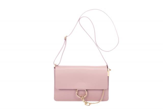 Foto Bolso rosa pastel para tus looks más elegantes de los fines de semana en verano Foto Bolso rosa pastel para tus looks más elegantes de los fines de semana en verano