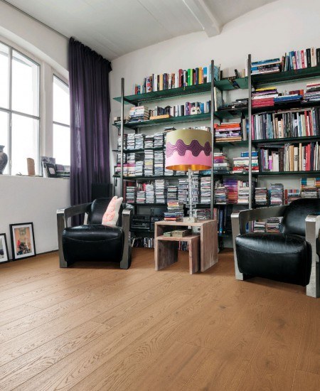 Foto Suelo de madera y una gran librería para la zona de estudio y lectura de un piso de estudiantes