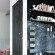 Ver la foto Cocina blanca con una pared de pizarra negra, ideal para un piso de estudiantes
