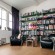 Ver la foto Suelo de madera y una gran librería para la zona de estudio y lectura de un piso de estudiantes