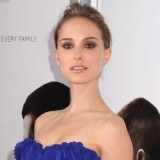 Natalie Portman acierta con su escote para realzar sus pechos pequeños