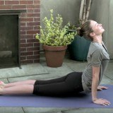 La postura de la cobra, una de las asanas preferidas de Miranda Kerr