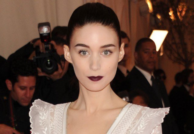 Foto Rooney Mara inunda de misterio su maquillaje con labios oscuros Foto Rooney Mara inunda de misterio su maquillaje con labios oscuros