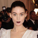 Rooney Mara inunda de misterio su maquillaje con labios oscuros