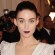Ver la foto Rooney Mara inunda de misterio su maquillaje con labios oscuros