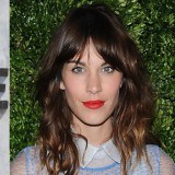 Alexa Chung y su incombustible flequillo cortina