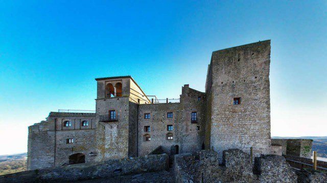 Foto El Complejo Rural Castillo Castellar, en Cádiz, ideal para desconectar, disfrutar del deporte de aventura y la gastronomía local