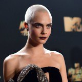 Cara Delevingne reivindica su look cabeza rapada