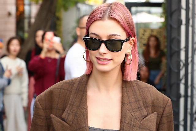 Foto Hailey Baldwin se suma al pelo rosa