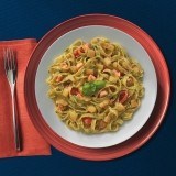 Tagliatelle con salmón, hierbas aromáticas y vodka