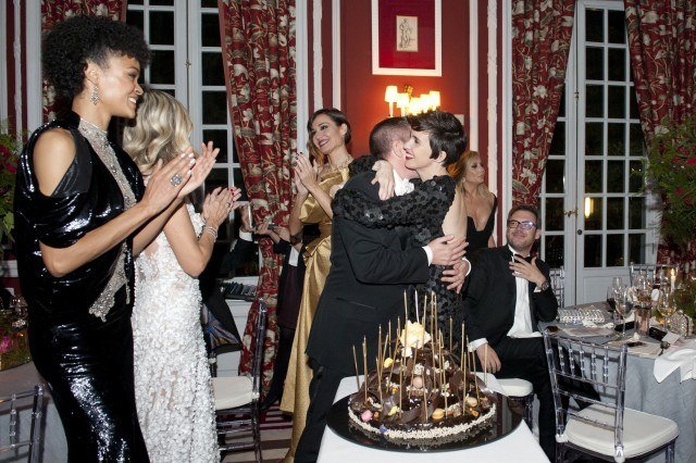 Foto Hannibal Laguna y Paz Vega se funden en un cariñoso abrazo en la cena de gala en el Hotel Santo Mauro Foto Hannibal Laguna y Paz Vega se funden en un cariñoso abrazo en la cena de gala en el Hotel Santo Mauro
