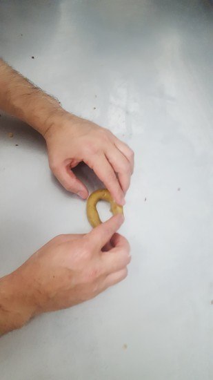 Foto Dar forma a la masa, la parte más entretenida de la receta de rosquillas