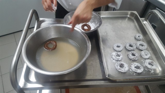 Foto El bañado de las rosquillas, casi el último paso en la receta de rosquillas de anís