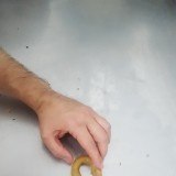 Dar forma a la masa, la parte más entretenida de la receta de rosquillas