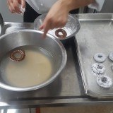 El bañado de las rosquillas, casi el último paso en la receta de rosquillas de anís