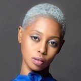 Luce el rubio platino en tonos fríos como el azul con el corte revelación del año: el cabello rapado