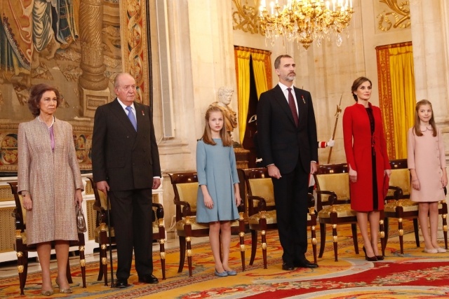 Foto La Familia Real durante la interpretación del Himno Nacional previo a la imposición del Toisón de Oro a la princesa Leonor