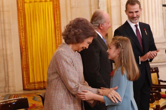 Foto La reina Sofía felicita a su nieta, la princesa Leonor, tras la imposición del Toisón de Oro