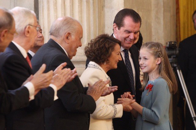 Foto Jesús Ortiz y Paloma Rocasolano felicitan a su nieta, la princesa Leonor, tras la imposición del Toisón de Oro