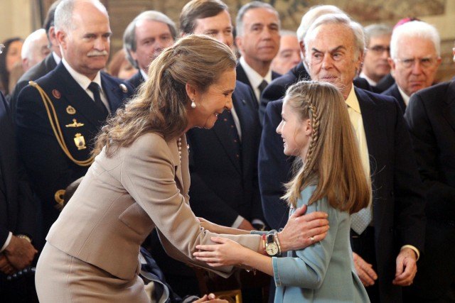 Foto La infanta Elena felicita a su sobrina, la princesa Leonor, tras la imposición del Toisón de Oro