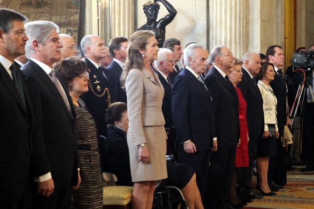 Foto La infanta Elena durante la interpretación del Himno Nacional previo a la imposición del Toisón de Oro a la princesa Leonor