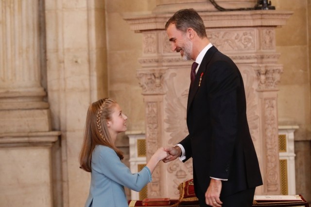 Foto La princesa Leonor saluda su padre, don Felipe, tras la imposición del lazo con la miniatura del vellocino