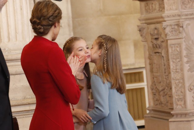 Foto La infanta Sofía felicita a su hermana, la princesa Leonor, tras la imposición del Toisón de Oro