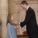 Ver la foto Don Felipe prende el lazo con la miniatura del vellocino a su hija, la princesa Leonor