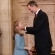 Ver la foto La ternura de don Felipe con su hija, la princesa Leonor, tras la imposición del lazo con la miniatura del vellocino