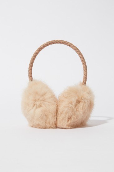 Foto Orejeras de pelo para un look romántico y natural Foto Orejeras de pelo para un look romántico y natural