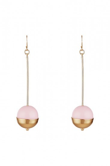 Foto Pendientes en rosa y dorado para un look pastel muy romántico Foto Pendientes en rosa y dorado para un look pastel muy romántico