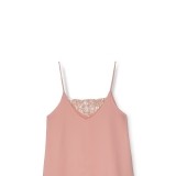 Top de tirantes en rosa palo con detalle de encaje para un look pastel romántico