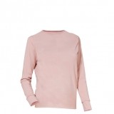 Suéter básico rosa pastel para un look invernal romántico