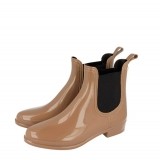 Botines de agua en marrón suave para un look invernal romántico