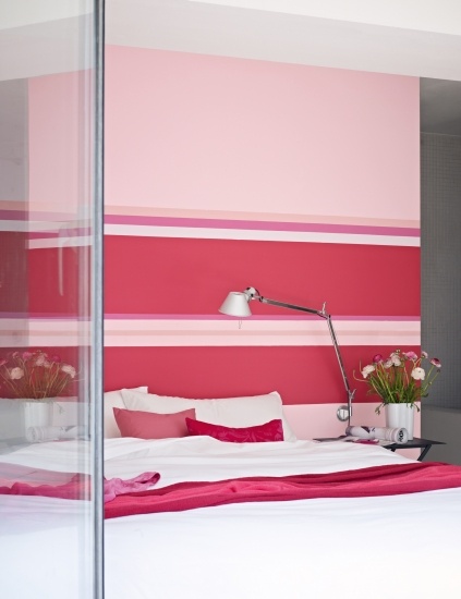 Foto Pinta la pared del cabecero en tonos rojos y rosas para crear un efecto romántico y seductor a la vez