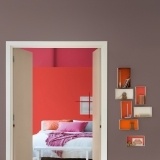 Combina los tonos rojos con grises en la decoración de interiores para equilibrar la energía