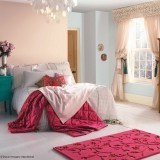 Complementos en rojos y fucsias intensos rompen con el romanticismo más puro en el dormitorio