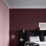Los magentas combinados con rosas suaves inundan de elegancia el dormitorio