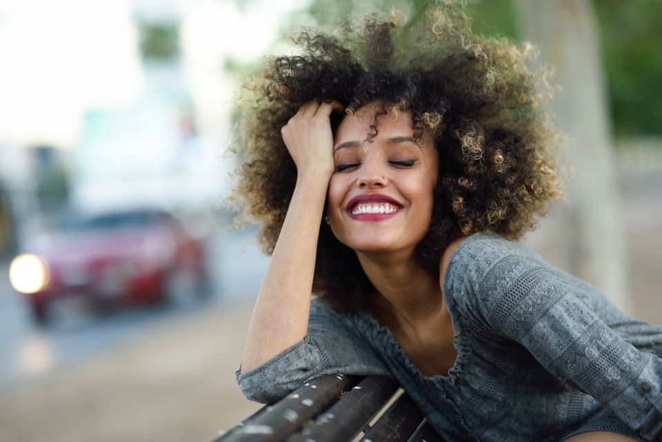 ¡el Pelo Afro Arrasa Descubre Cómo Cuidarlo Y Lucirlo Con Estilo Mujerdeelite 6579