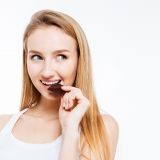 El chocolate negro, entre los 5 alimentos ricos en calorías que debes añadir a tu dieta para adelgazar