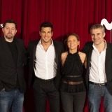 Mario Casas junto a los creadores de 