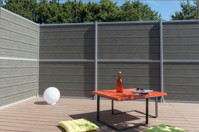 Foto Las tarimas para exterior de imitación madera son perfectas para revestir paredes o crear vallas