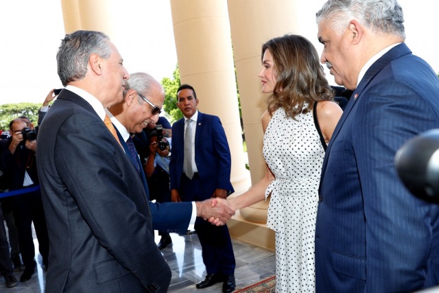 Foto La reina Letizia recibe el saludo de Gustavo Montalvo en Santo Domingo