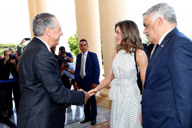 Foto La reina Letizia recibe el saludo de José Ramón Peralta en Santo Domingo