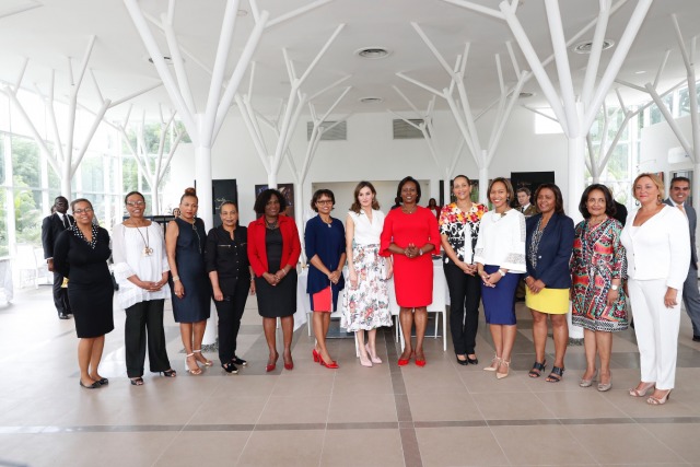 Foto La reina Letizia despide Haití con suma elegancia y llena de flores