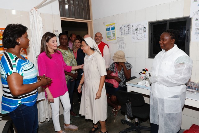 Foto La reina Letizia durante su visita al laboratorio del centro médico del Sainte Louise de Marillac en Haití
